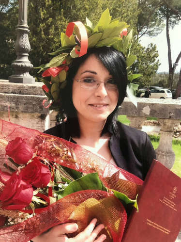 italienische Absolventin mit Kranz und Rosen